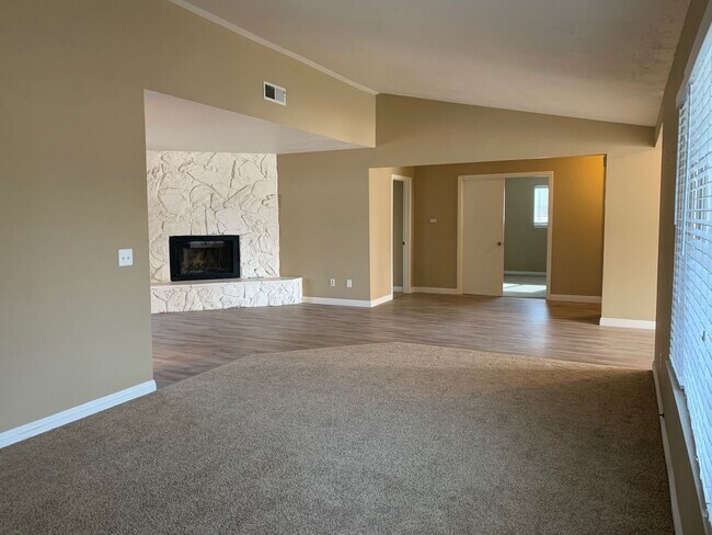 Building Photo - Beautiful Desert Knolls Home