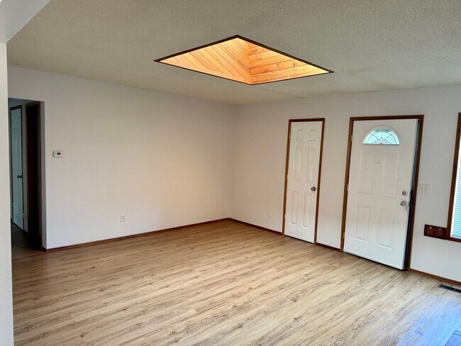 Building Photo - Kenilworth Mid-Century Plex, lives like a home