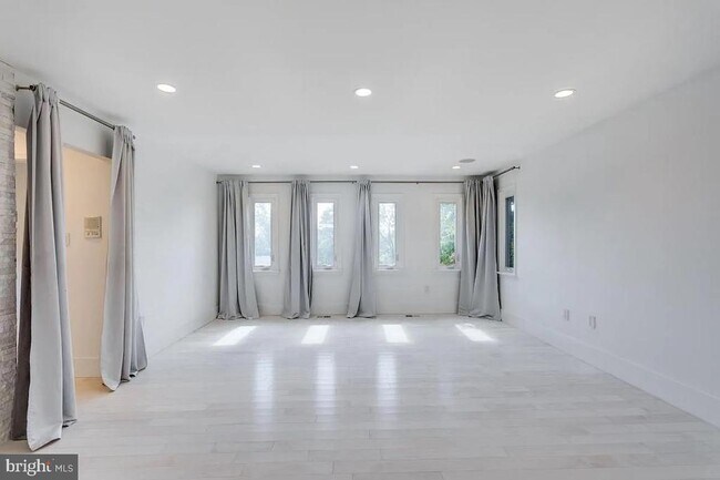 Building Photo - 4611 Charleston Terrace NW