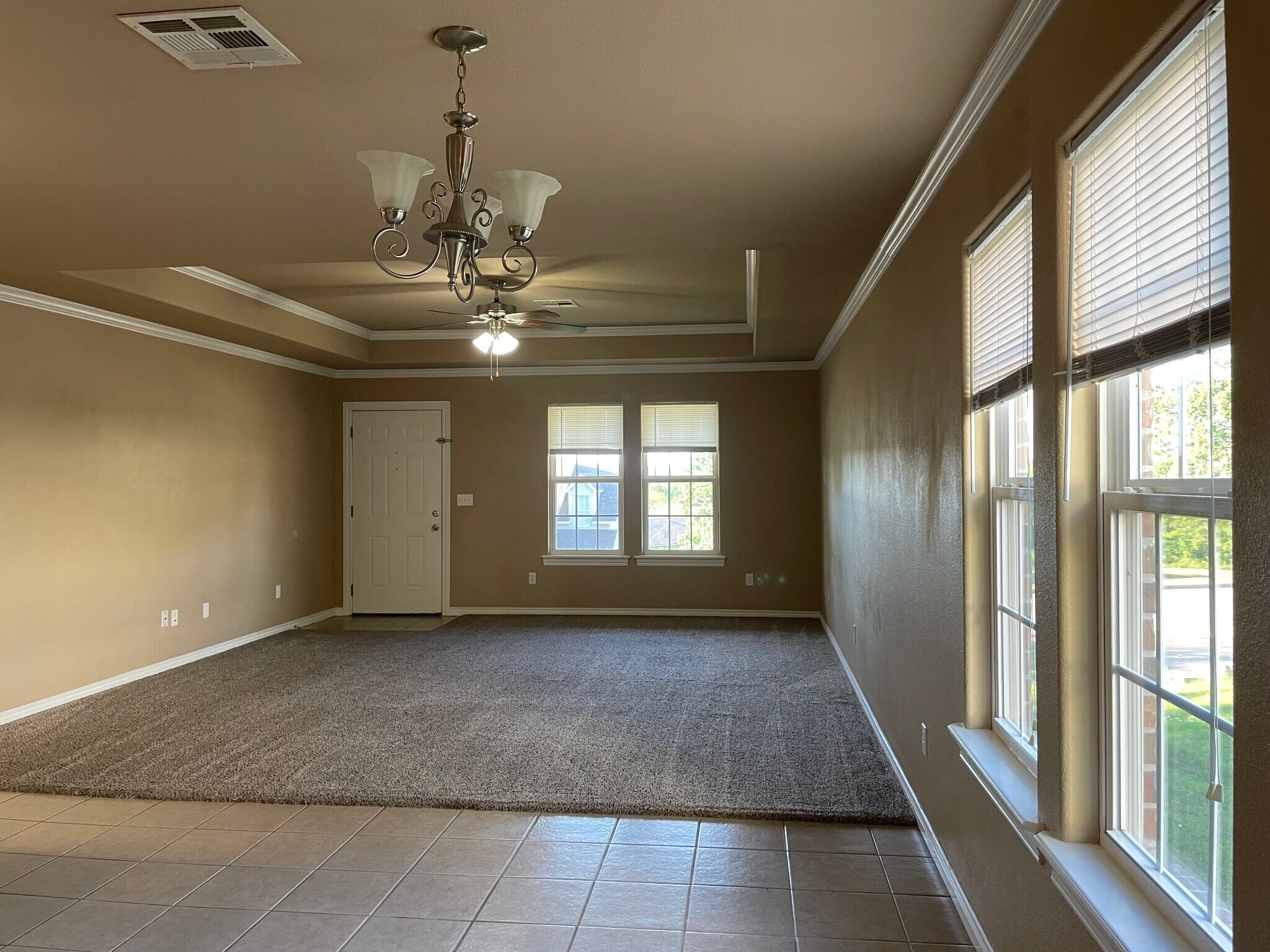 living room - 610 Rolling Hills Dr