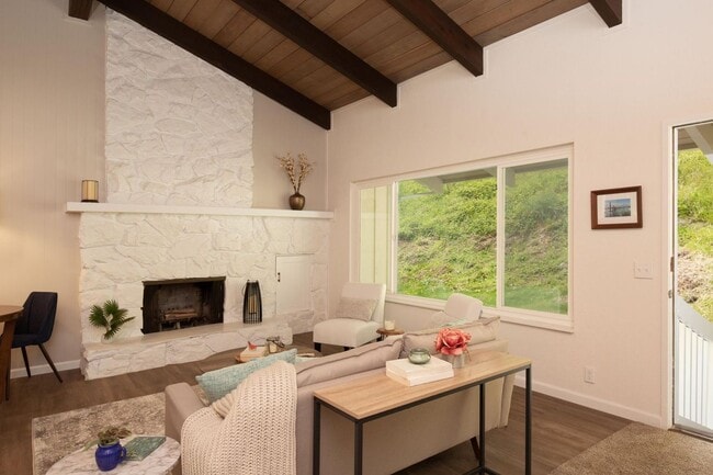 Building Photo - Modern Bayside Retreat – Renovated 3 Bed +...