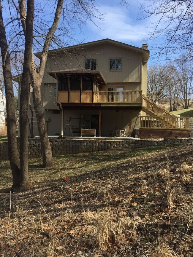 Building Photo - Large Home in Bellevue for Rent