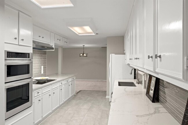 Building Photo - 8 Champions Colony E