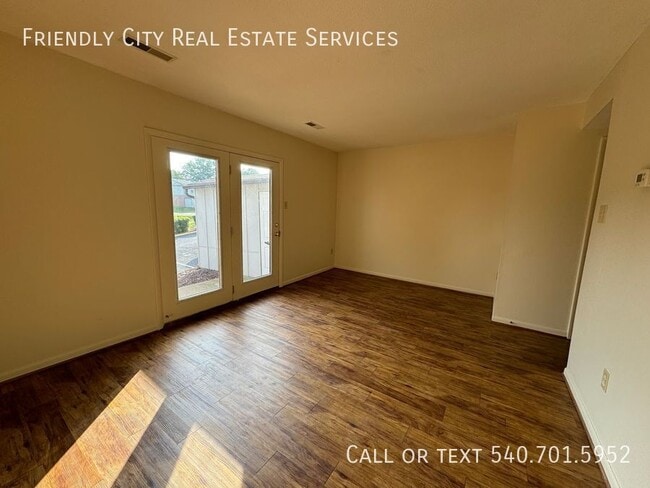 Building Photo - 1E Holly Ct-