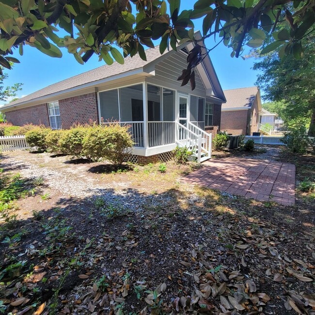 Building Photo - Welcome to this beautiful 3 bedroom, 2 bat...