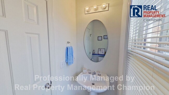 Building Photo - Adorable 2 BD Townhome with Private Patio