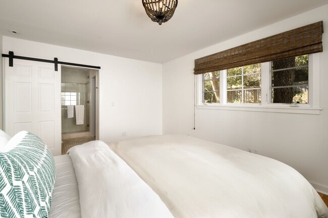 Building Photo - 2915 Hidden Valley Ln