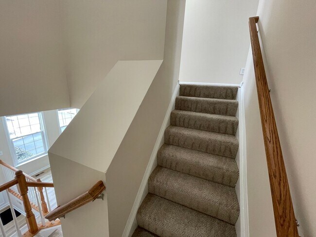 Building Photo - Elegant And Spacious 3 Bed 3.5 Bath Townhome In Vibrant Loudon Parkway Center