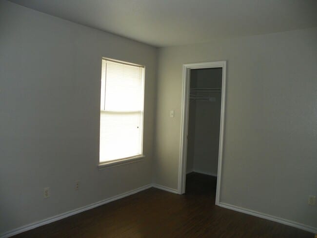 Building Photo - 2221 Creekside Ln