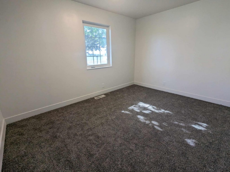 Building Photo - 1760 N 400 E