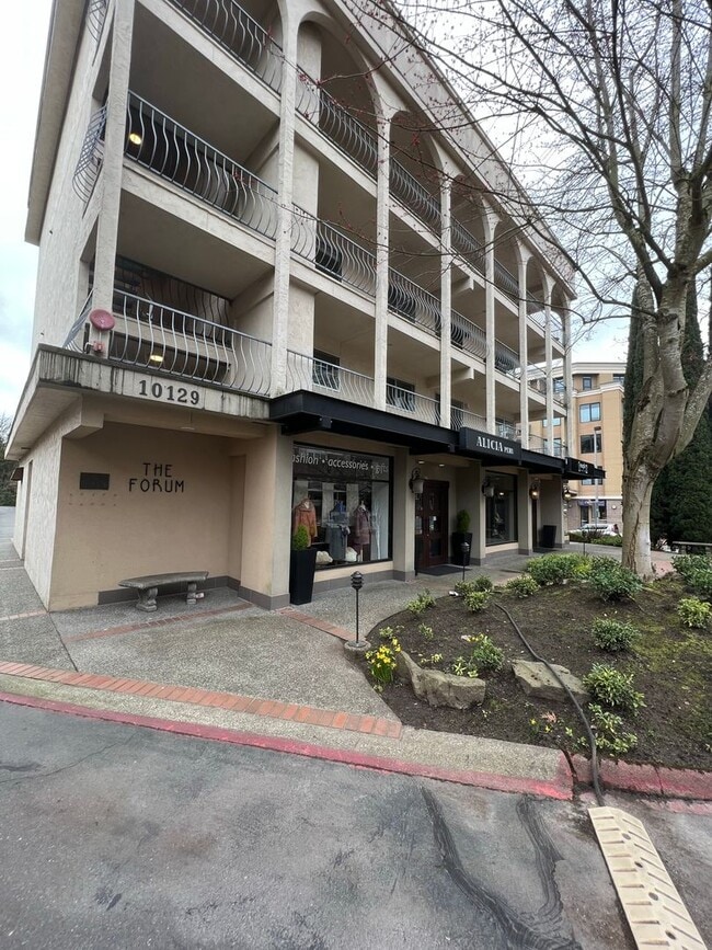 Building Photo - 2 Bed 1.5 Bath Condo Downtown Bellevue