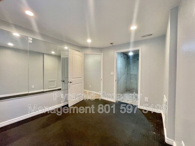 Building Photo - 2896 E Lookout Dr