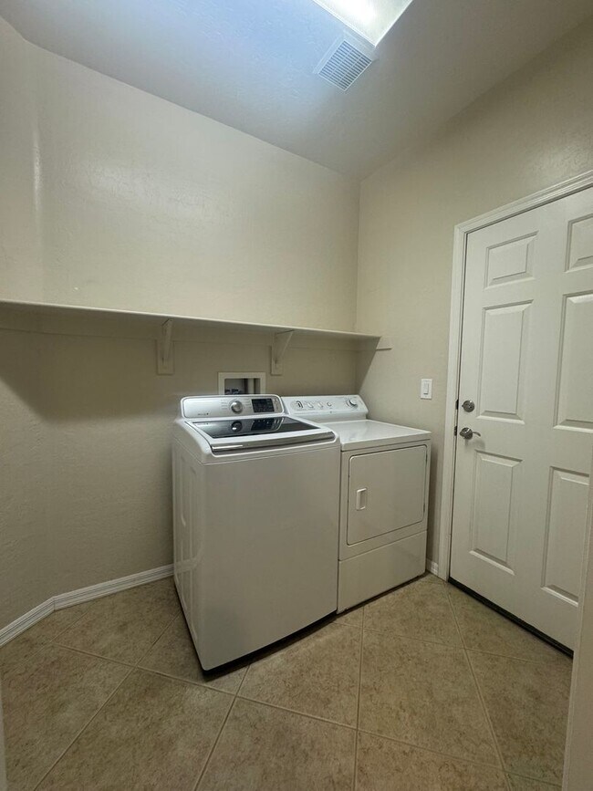 Building Photo - 1 story, 3br, 3bth, 2cg, Aliante Community,