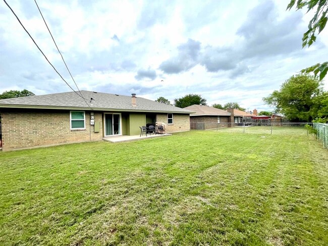 Building Photo - 2114 Selma Dr