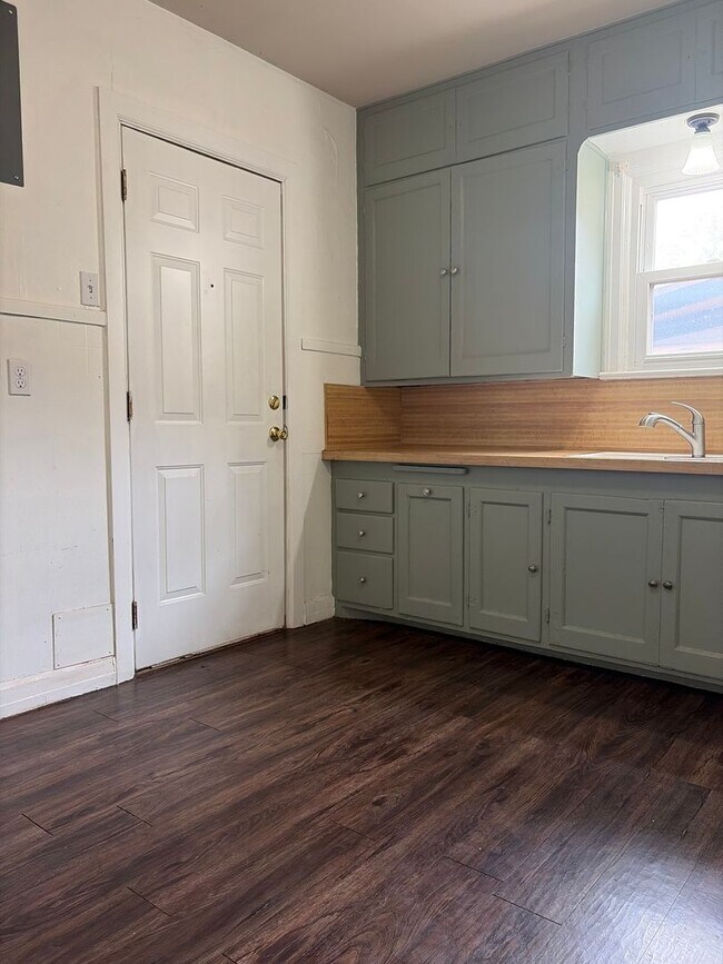 Building Photo - Cozy 2 Bedroom Home