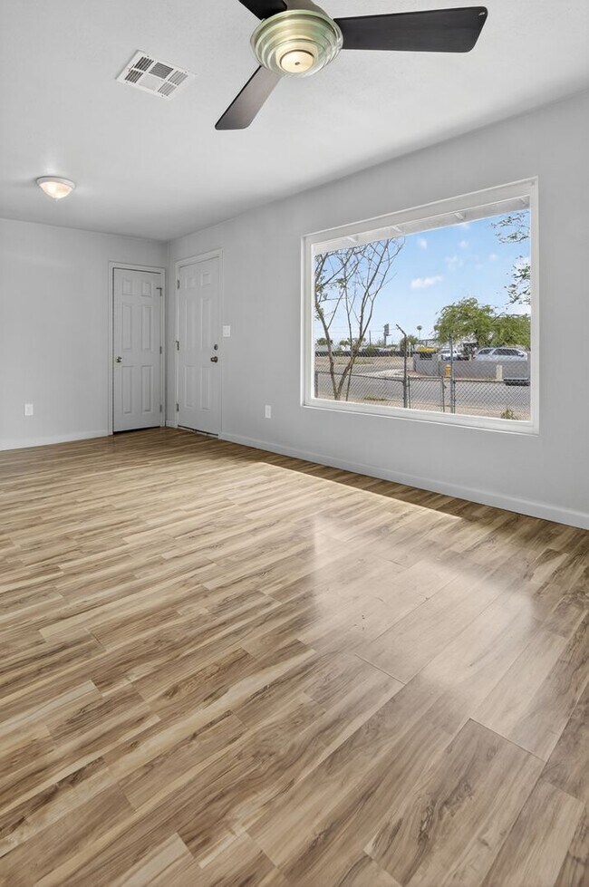 Building Photo - 1410 S 24th Ave