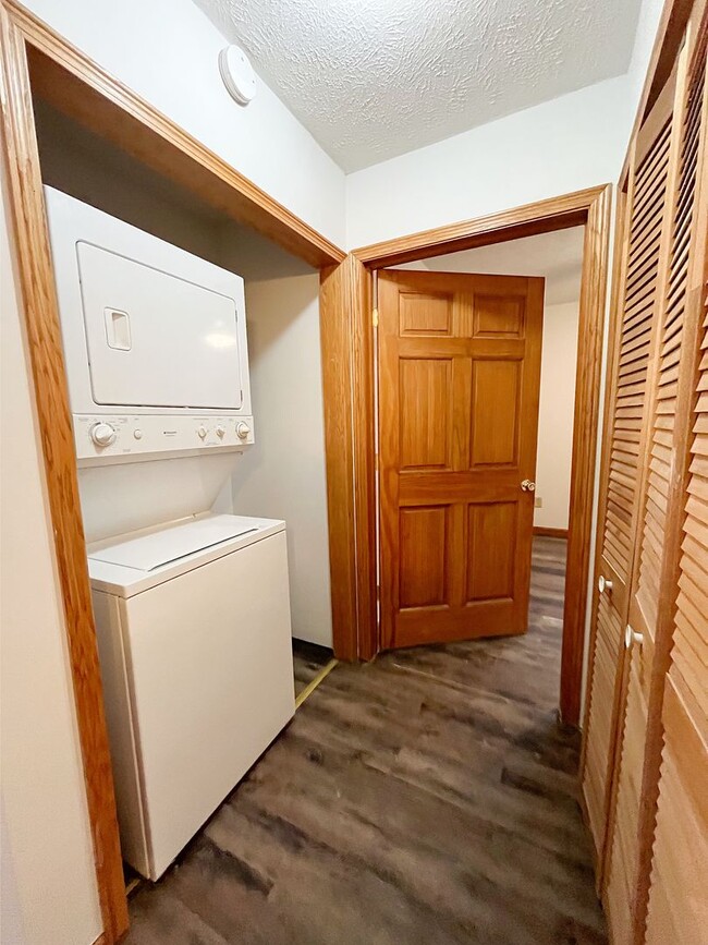 Building Photo - Well-Maintained 2 Bedroom!