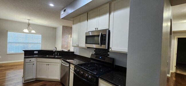 Building Photo - 590 Redwood Ln