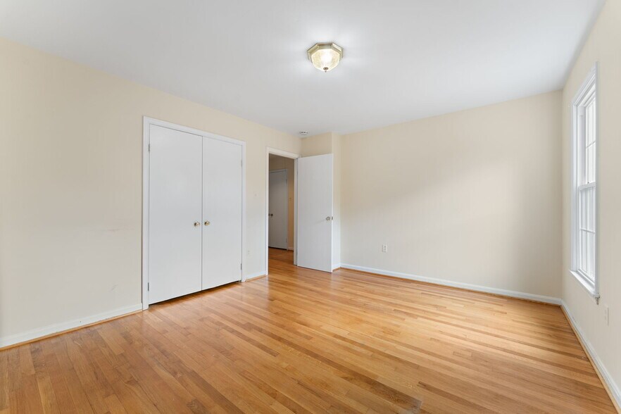 2nd bedroom has ample closet space - 9 Snug Hill Ct