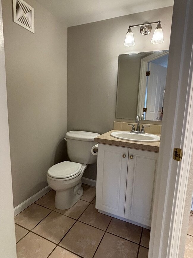 Building Photo - 3 BR/2.5 BA Townhouse