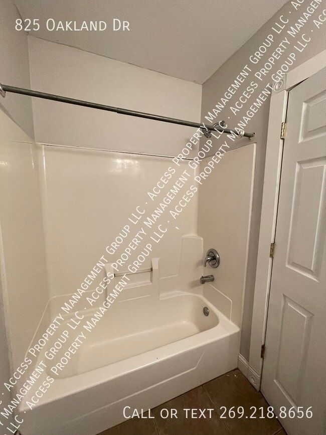 Building Photo - 3 bed home for rent Oakland Drive, Kalamazoo!