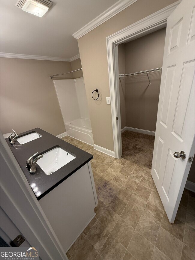 Building Photo - 657 Athens St