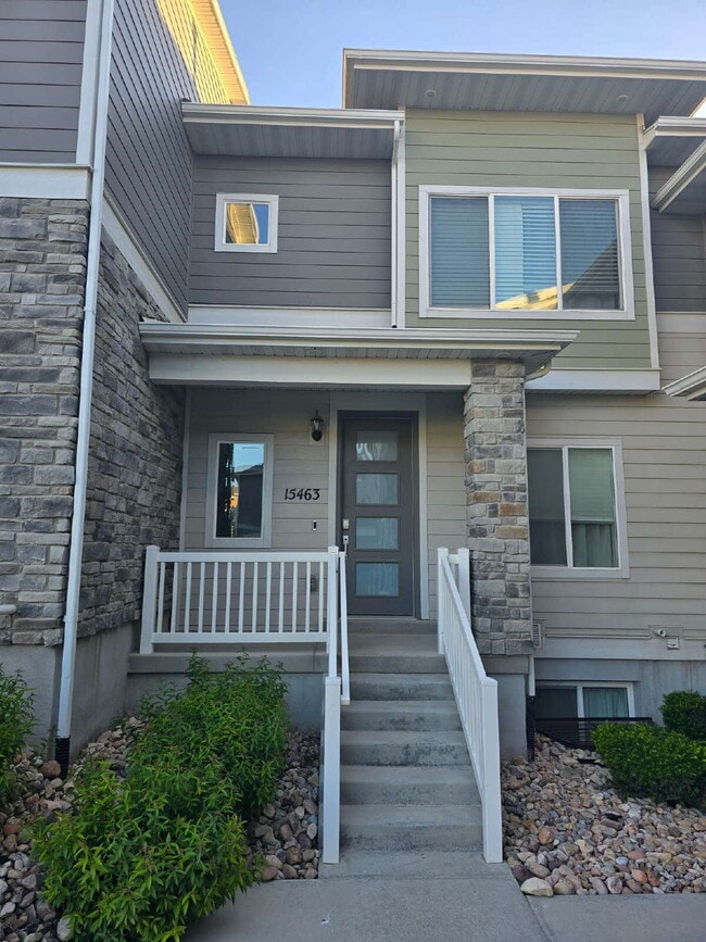 Building Photo - "Chic 3-Bed Townhouse with Pool Access in Bluffdale!"