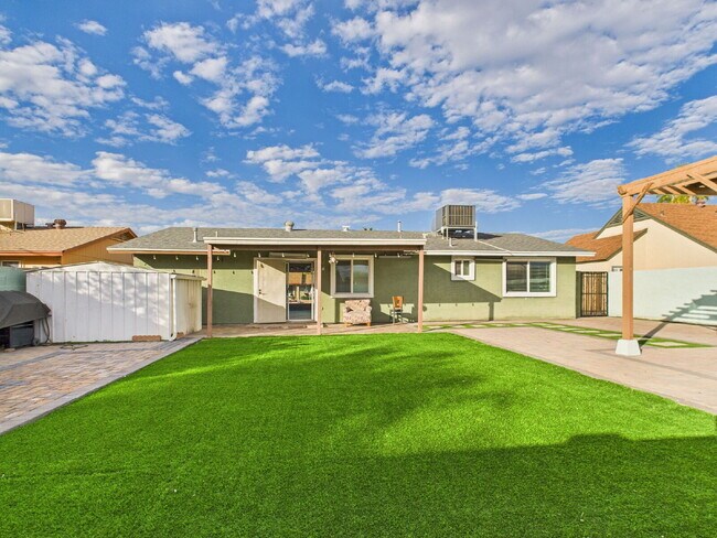 Building Photo - Desert Valley Estates Charm