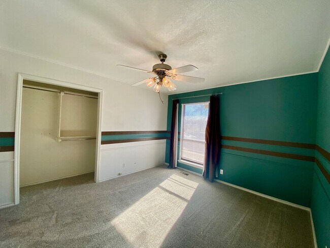 Building Photo - AVAILABLE NOW!!