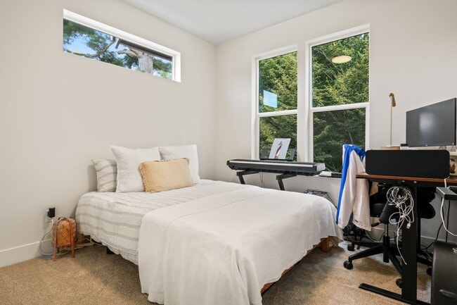 Building Photo - 6417 N Greenley Ave #4