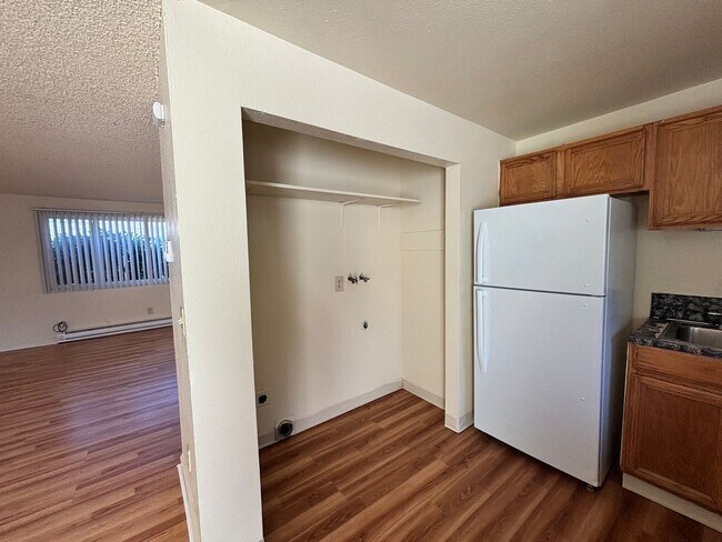 Building Photo - HOLM-4192SW17