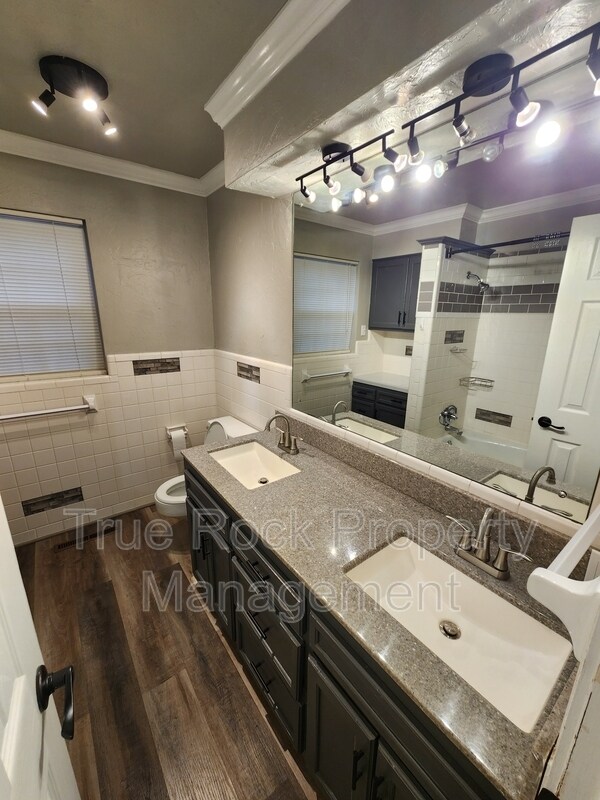 Building Photo - 204 S Morrison Dr