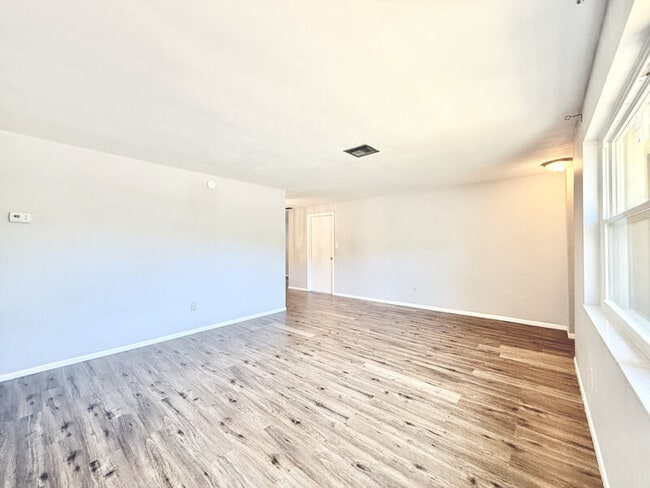 Building Photo - 1501 S Hillcrest Ave