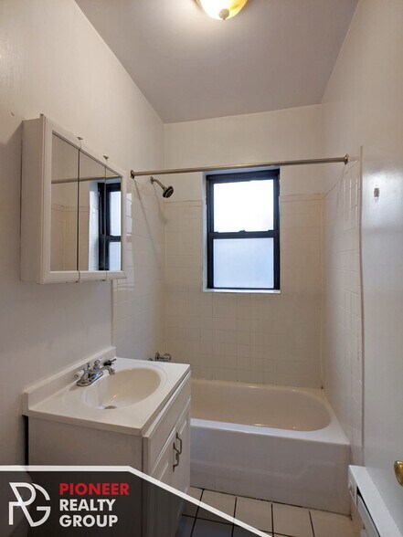 Building Photo - 3720 N Pine Grove Ave