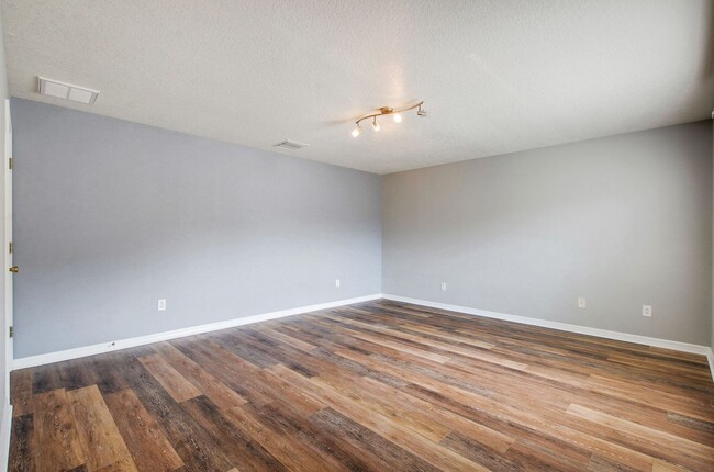 Building Photo - Spacious 4 bedroom, 2 bath, 2 car garage h...