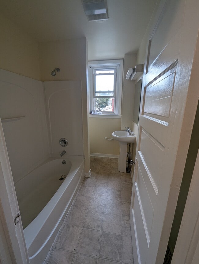 Primary Photo - 117 E Greenwich St