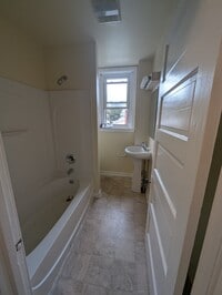 Building Photo - 117 E Greenwich St