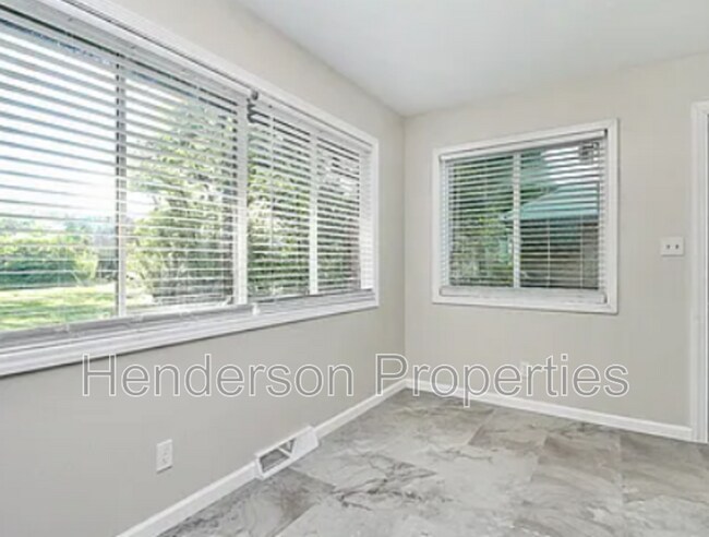 Building Photo - 2244 English Dr