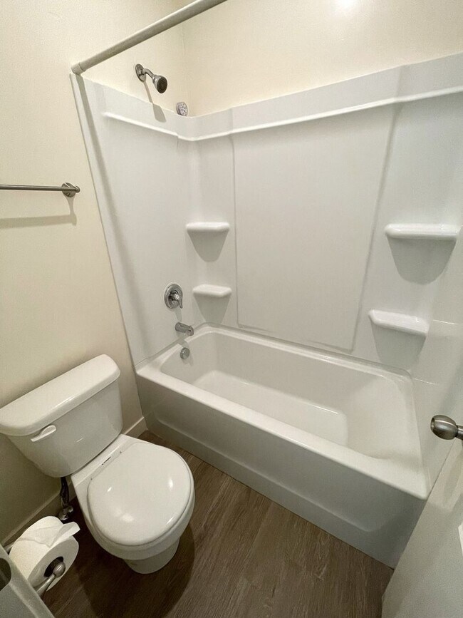 Building Photo - Spacious 3 Bed 2.5 Bath Townhome for Rent ...