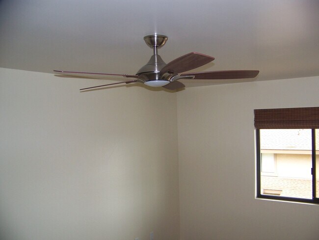 Building Photo - Updated Knollwood Meadows Two Story Condo ...