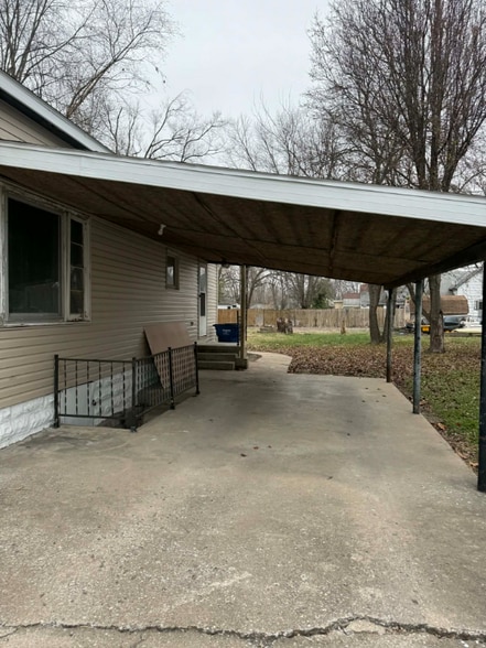 Building Photo - 313 E 4th St