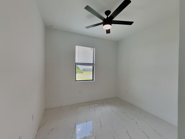 Building Photo - 4224 NE 22nd Pl