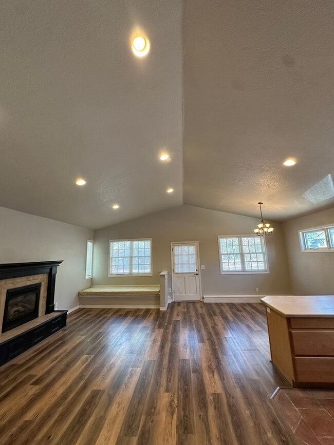 Building Photo - 245 NW Tumalo Ave