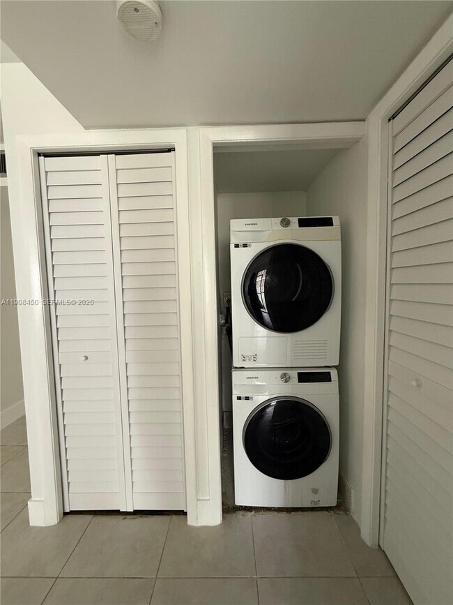 Building Photo - 155 Lakeview Dr