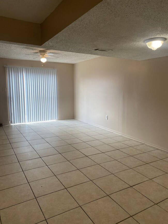 Building Photo - 2 bedroom 2 bath town home in a gated comm...