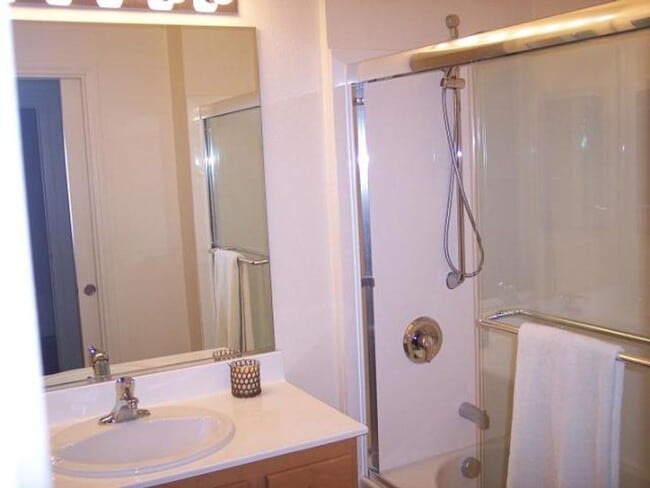 Building Photo - Luxury one bedroom south of the strip!