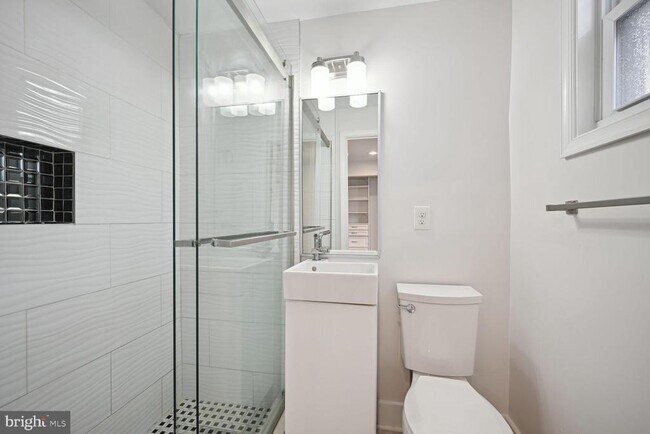 Building Photo - 1224 Holbrook St NE