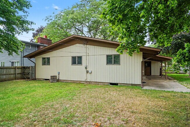 Building Photo - Well Maintained 3 bedroom Rental Home- $1650/Month