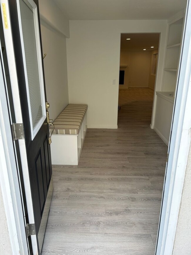 Building Photo - Don't miss out on this gorgeous and spacious basement apartment. It will go fast!!