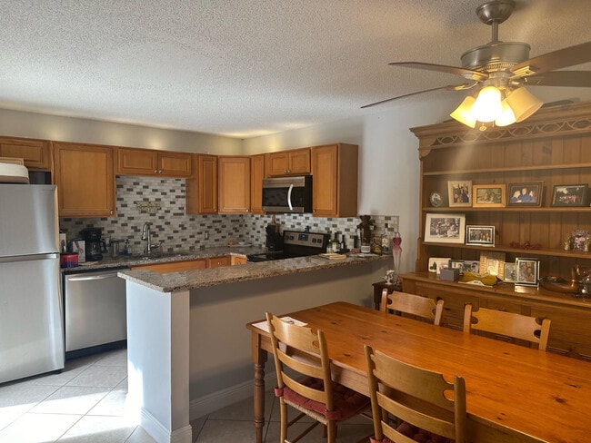 Building Photo - 1120 11th Ct